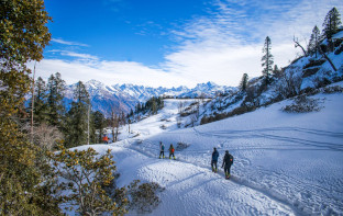 snow covered mountains in manali
